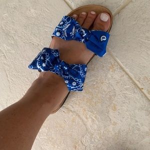 Blue bandanna sandal with double bow.